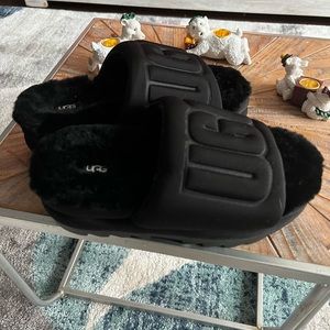 UUG UGG Maxi Graphic Slide
Black (Women's)